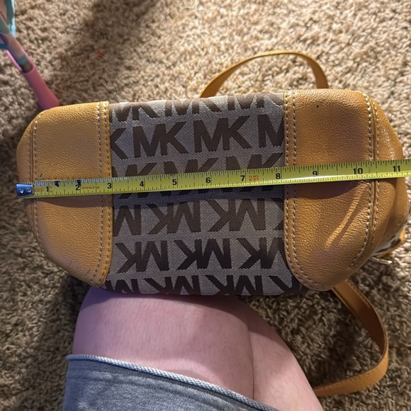 🌻 MK purse 👜 very nice, no rips no tears, no stains. 🌻 - Picture 10 of 12